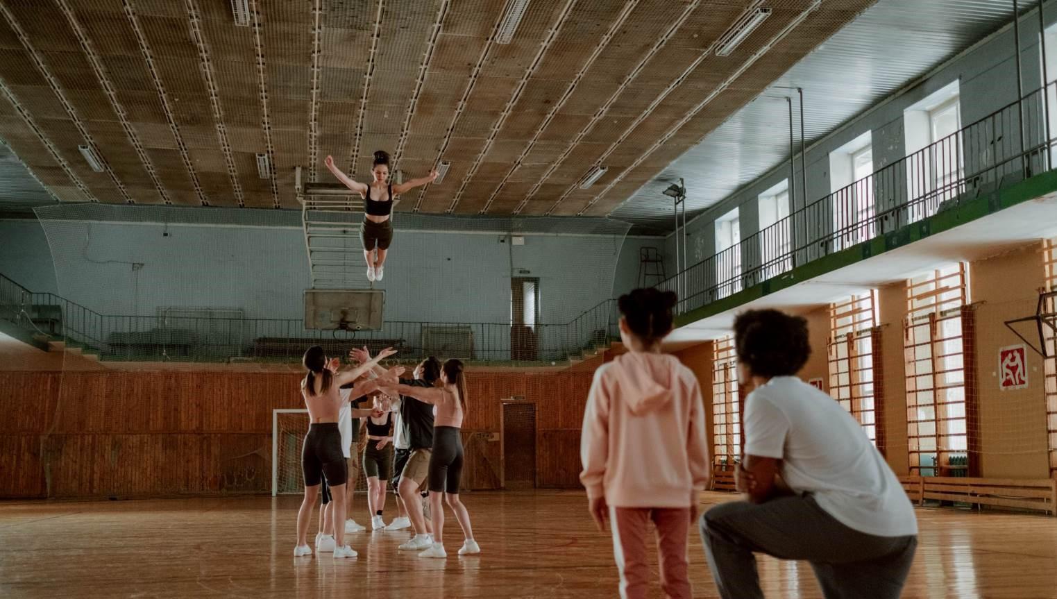 acrobacias_niñas_cantabria_campus_pexels-cottonbro-studio-7337601
