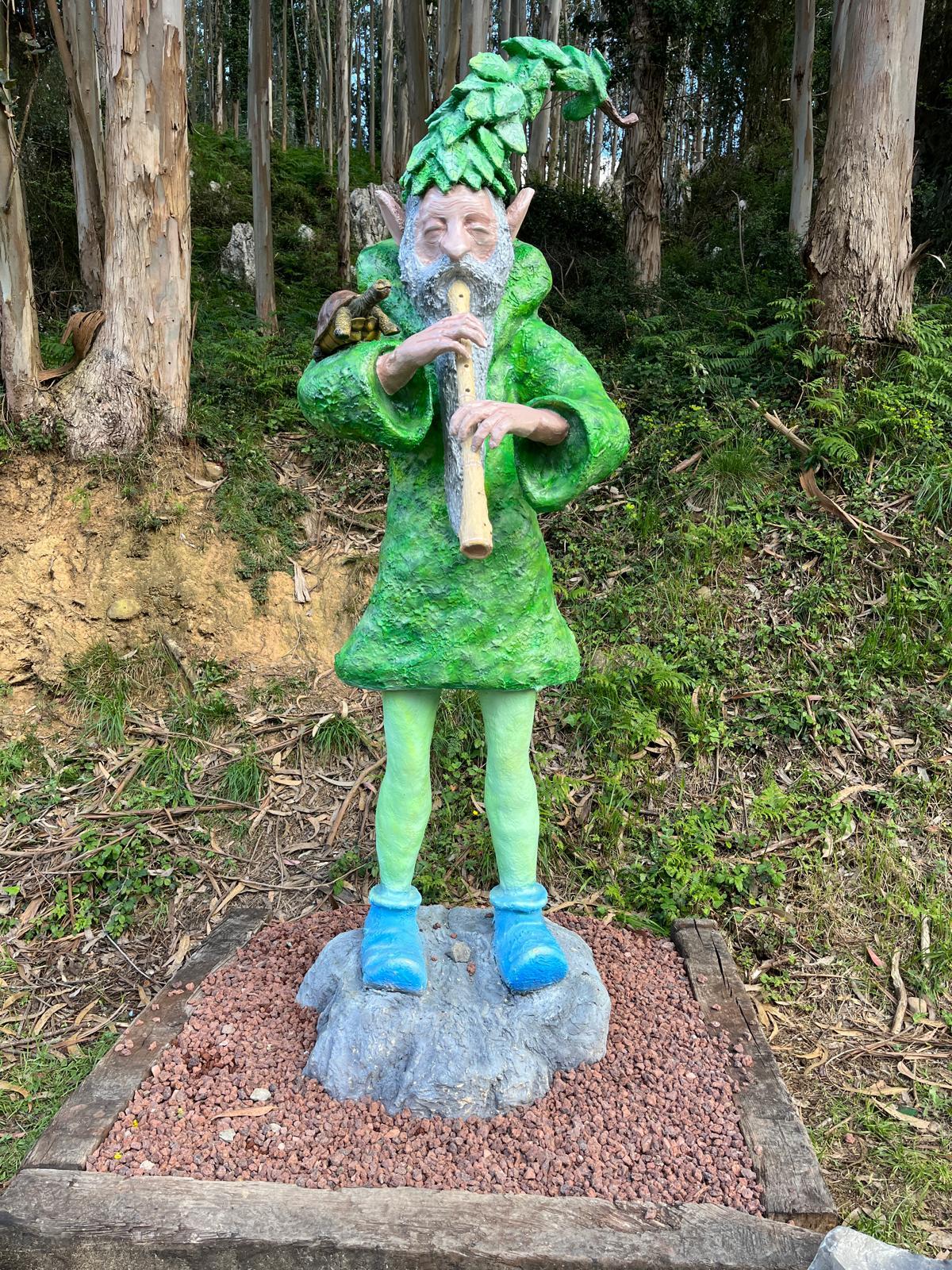 el musgosu en el parque mitológico la cava de castro urdiales cantabria con niños
