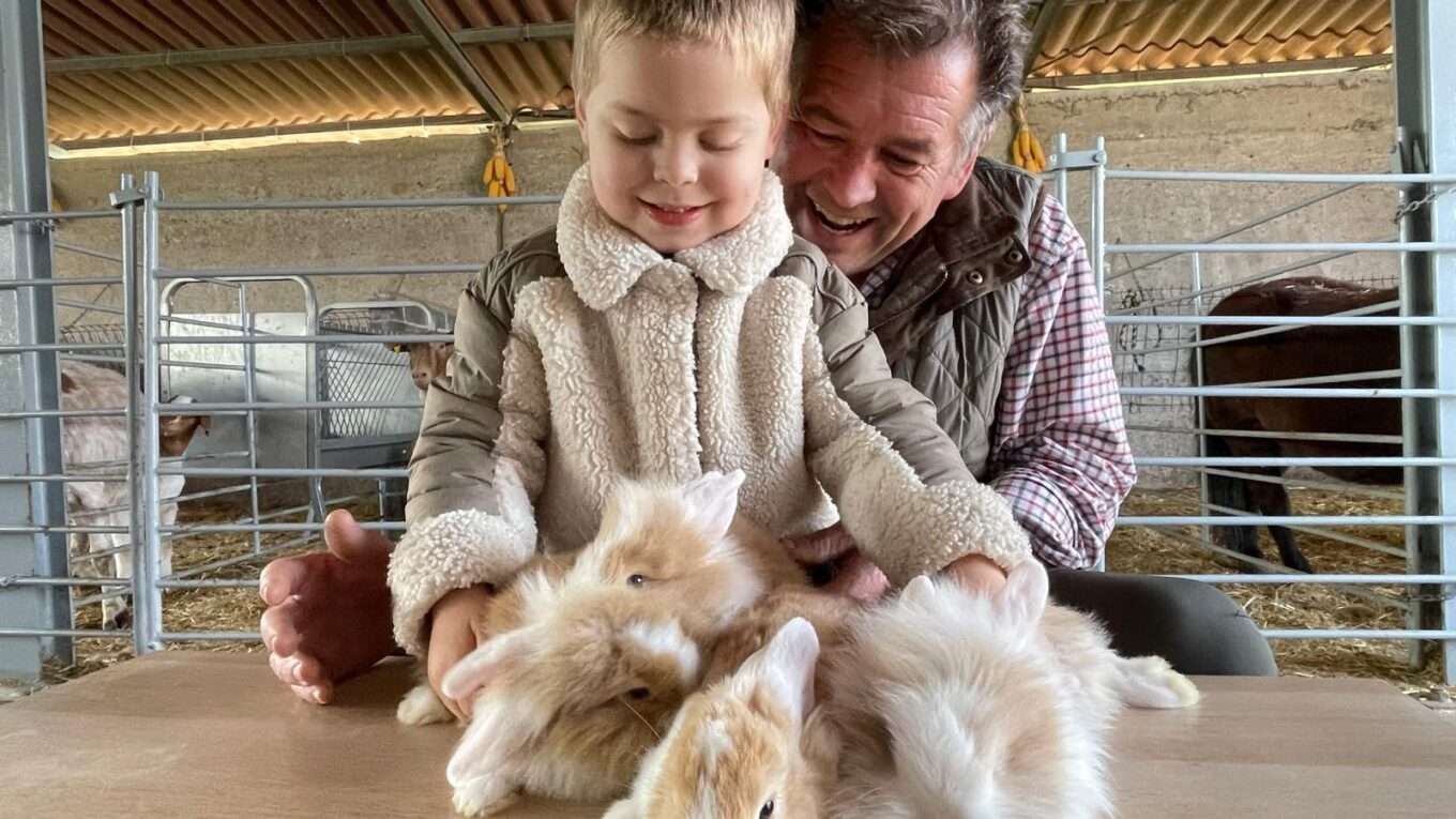 Granja Pura Agro Vida Galizano Cantabria con niños