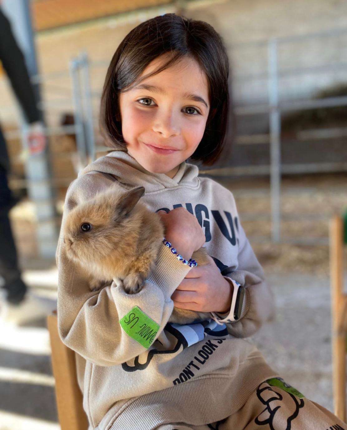 niña con cobaya en granja pura agro vida