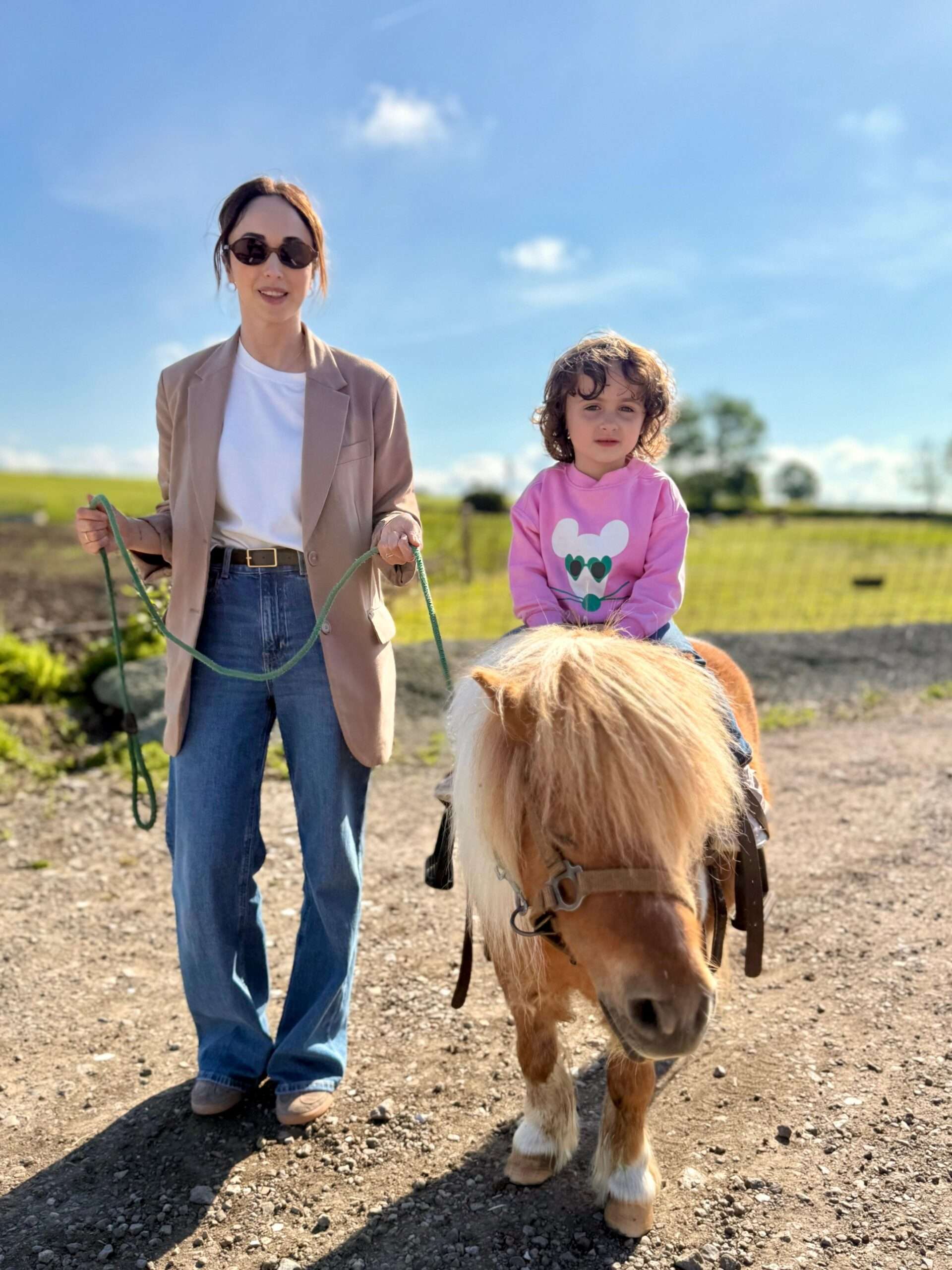 niña paseando a sacapuntas en la granja pura agro vida de galizano