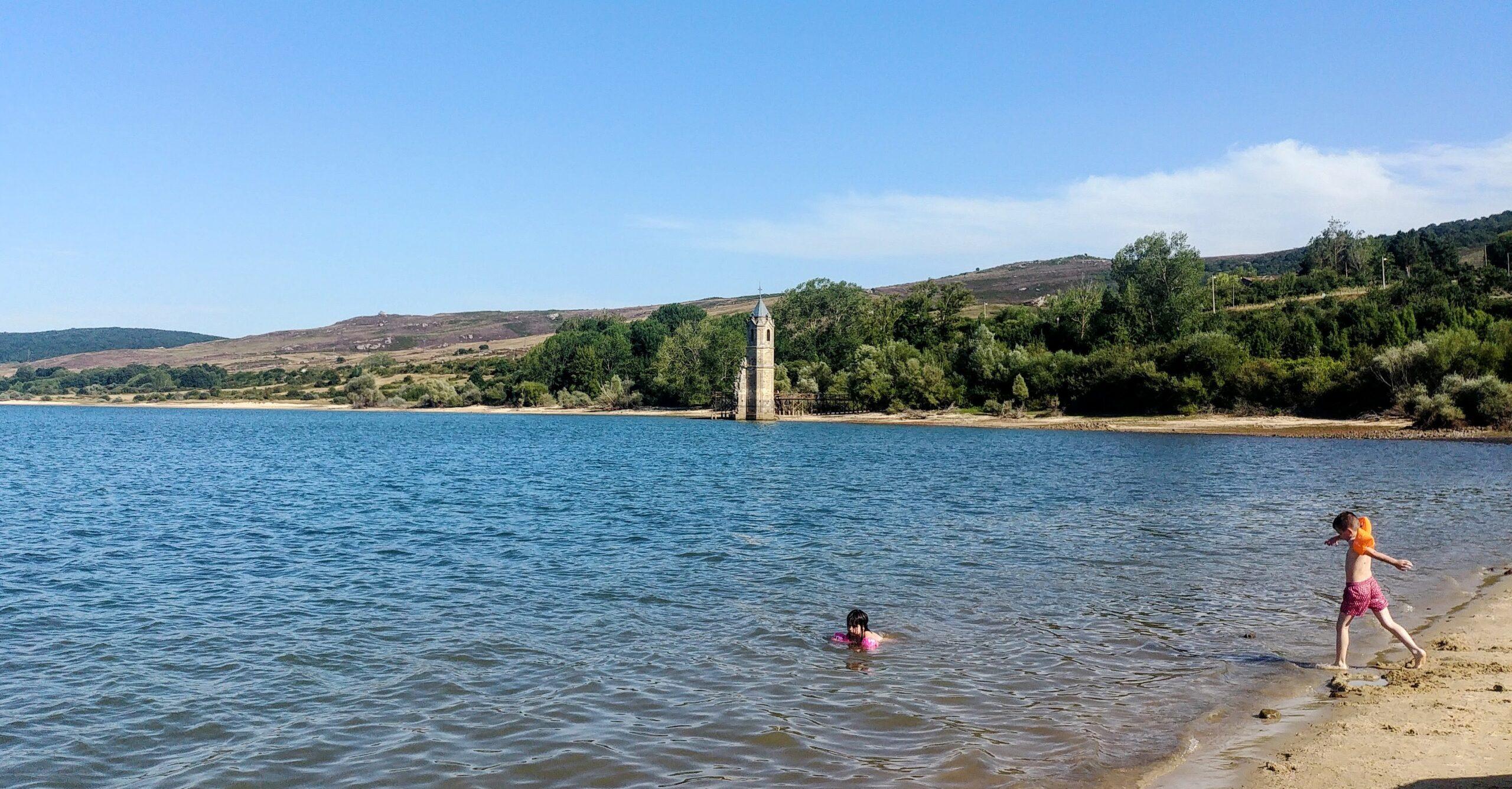 pantano del ebro con la catedral de los peces al fondo
