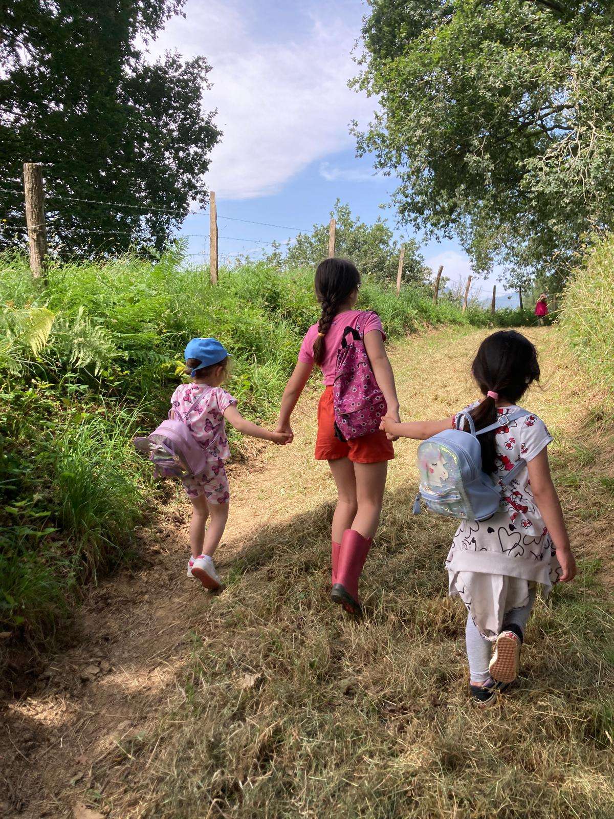 niños paseando por la finca de comounamanzana durante la visita