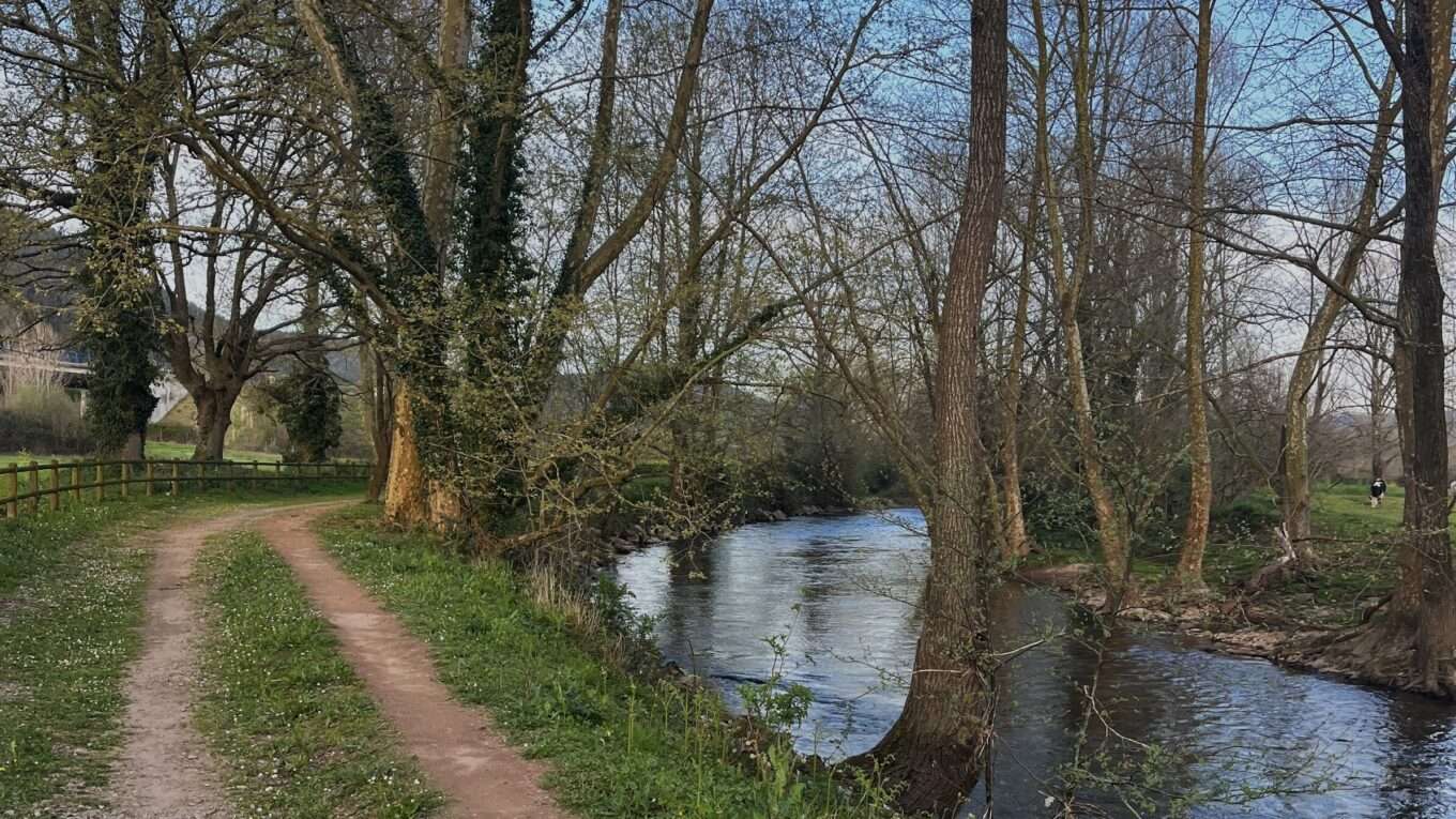 senda fluvial del pisueña con niños