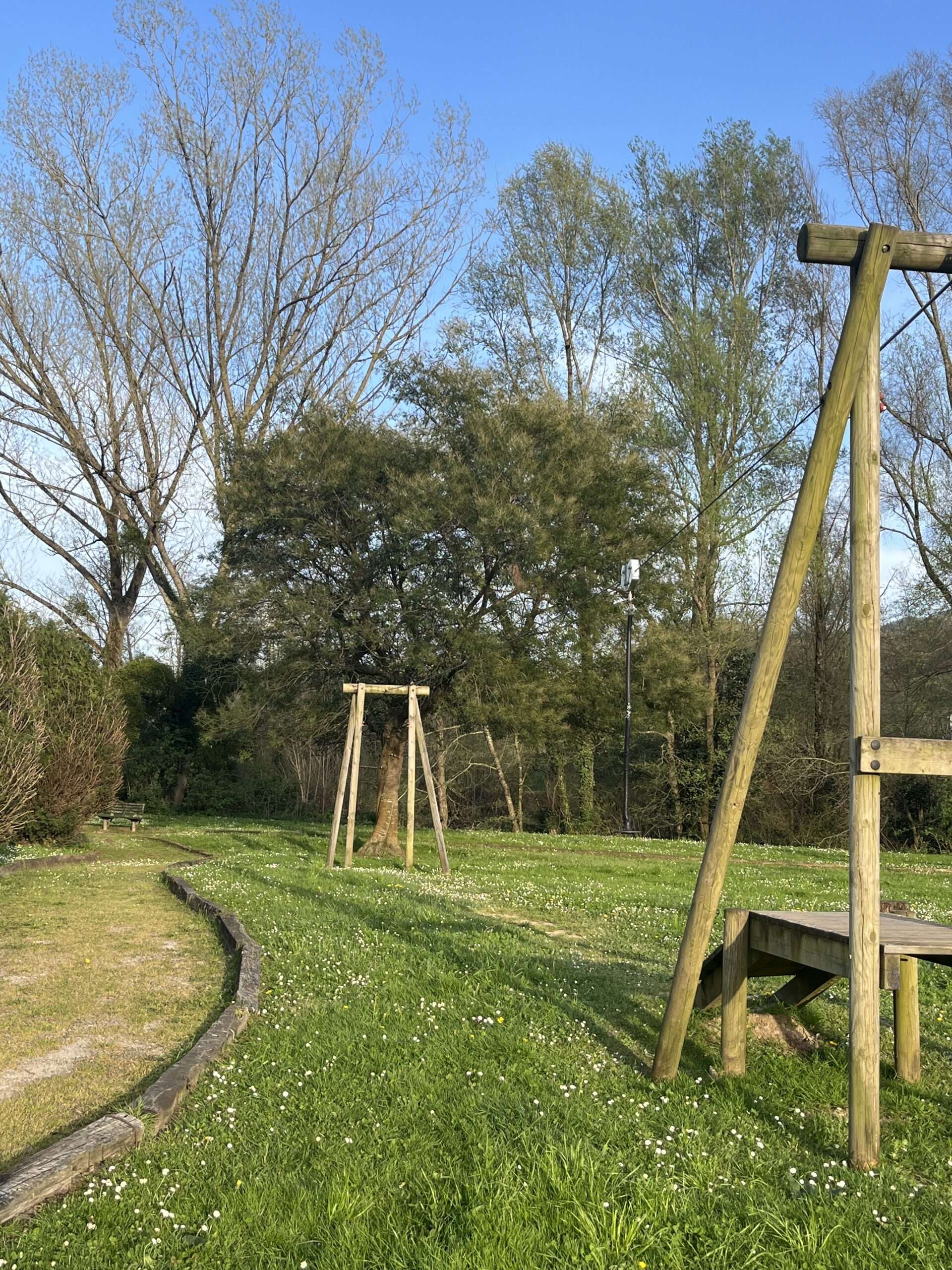 Tirolinas en el área recreativa de Castañeda junto a la senda fluvial del Pisueña